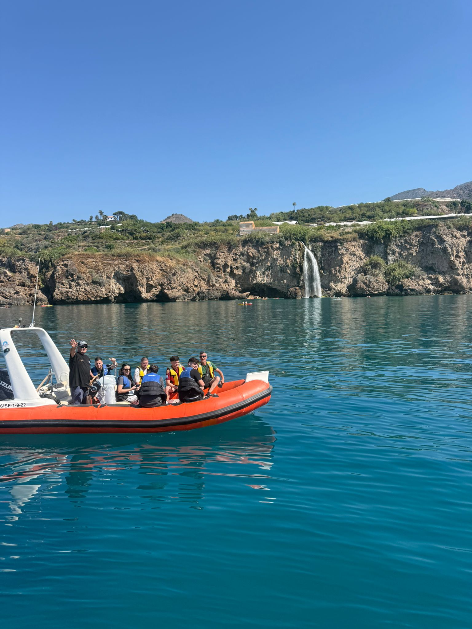 Grupo disfrutando del mar en Nerja