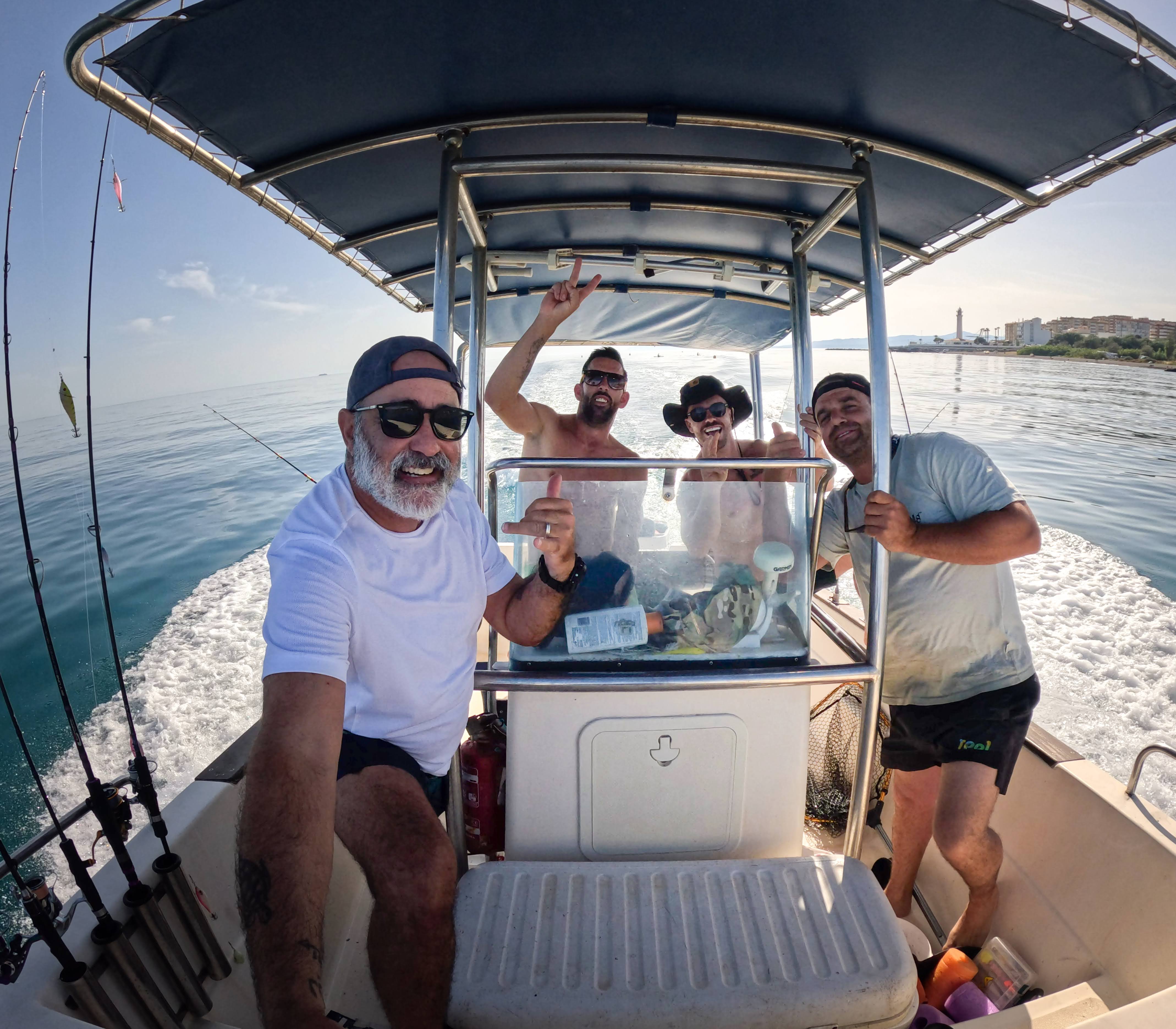 Grupo de pesca deportiva en barco Nerja